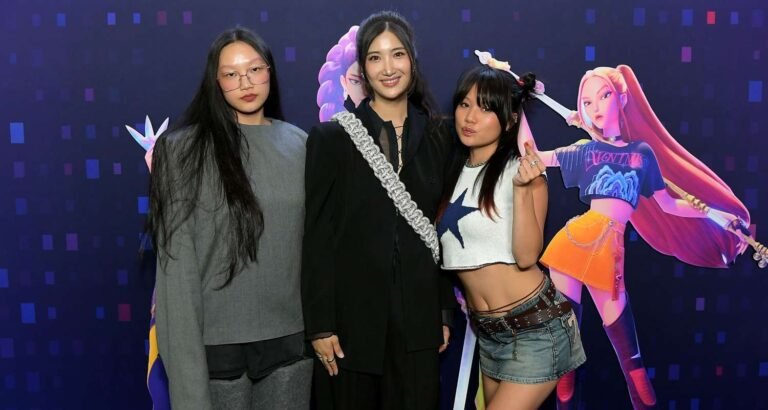 OYE BLUE L HUNTR X CONTINUA SU CONQUISTA MUNDIAL NOTICIA HUNTRIX REVELACION 768x410 